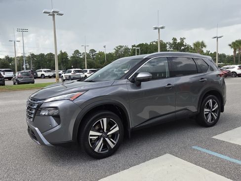 Used 2025 Nissan Rogue SL w/ Tech Package FWD image 2