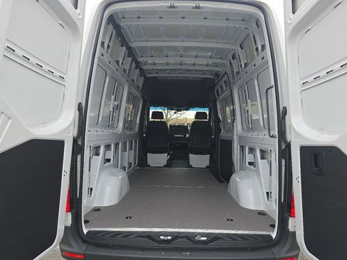 Used 2025 Mercedes-Benz Sprinter 2500 image 13