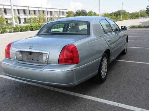 Used 2007 Lincoln Town Car Signature RWD image 5