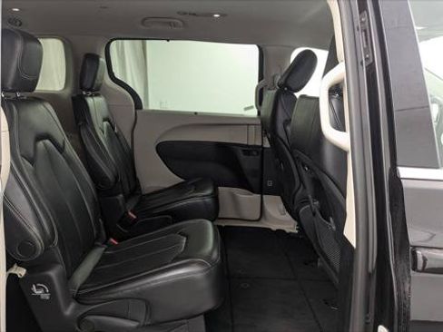 Used 2023 Chrysler Pacifica Touring-L FWD image 19