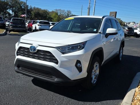 Used 2020 Toyota RAV4 XLE image 2
