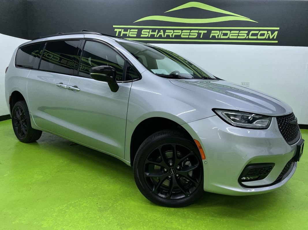 Used 2023 Chrysler Pacifica Limited w/ Uconnect Theater Family Group AWD/4WD image 1