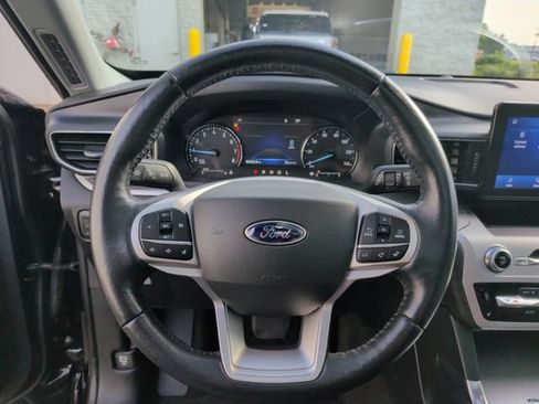 Used 2022 Ford Explorer XLT w/ Equipment Group 202A AWD/4WD image 15
