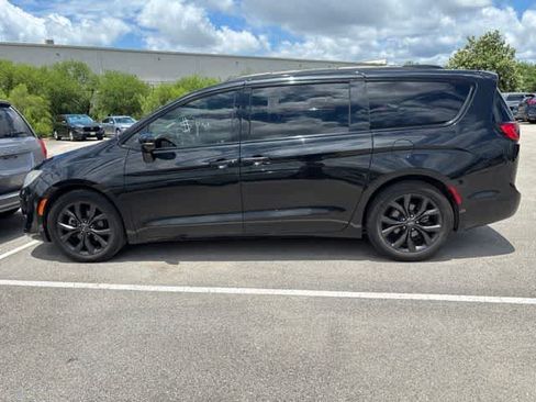 Used 2019 Chrysler Pacifica Limited w/ Advanced Safetytec Group FWD image 2