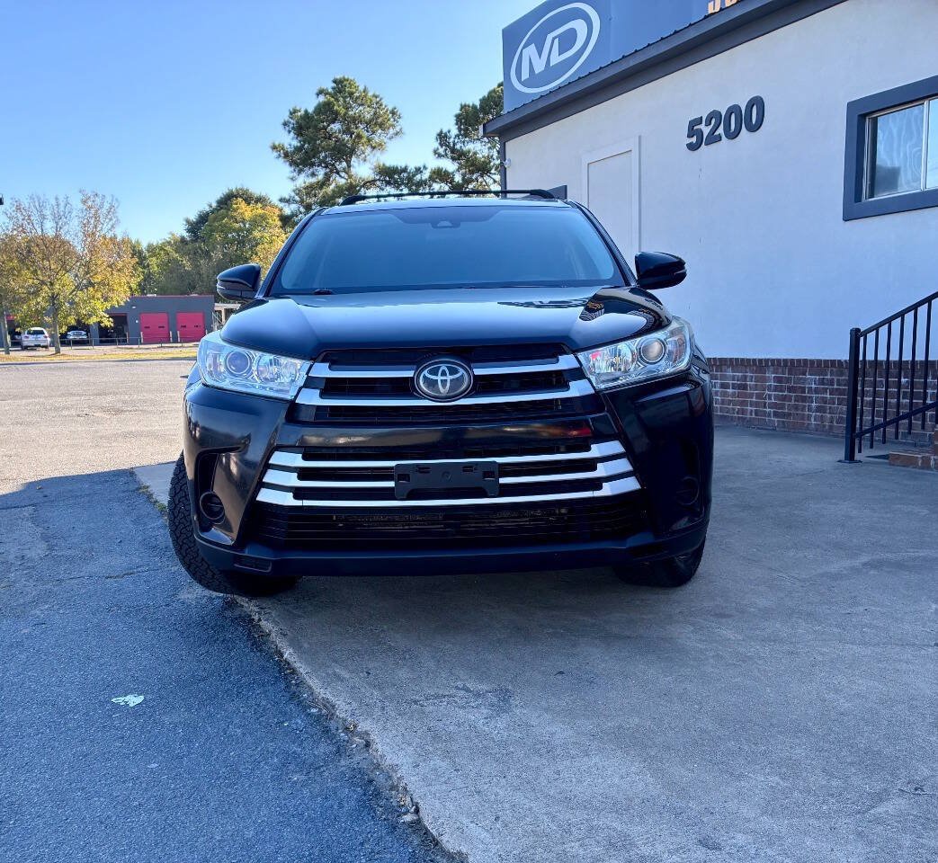 Used 2019 Toyota Highlander LE AWD/4WD image 3