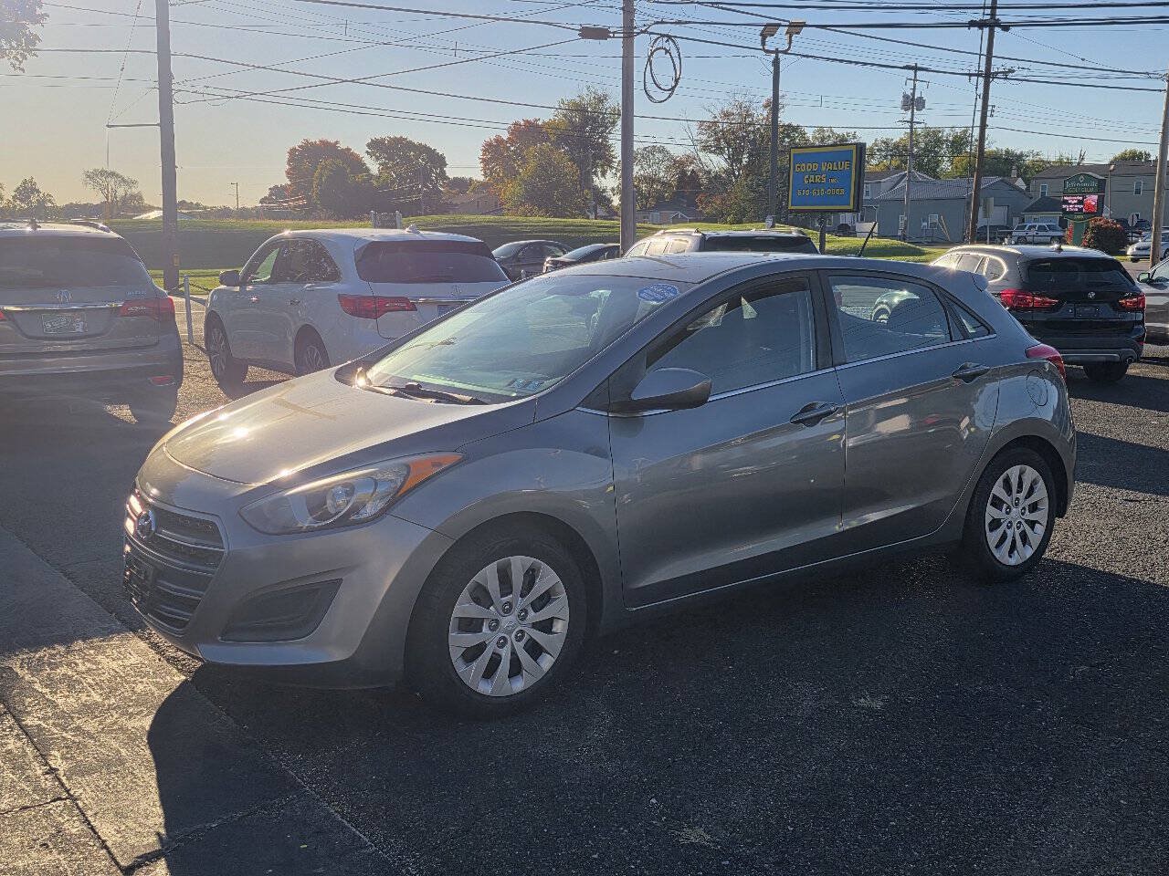 Used 2017 Hyundai Elantra GT FWD image 3
