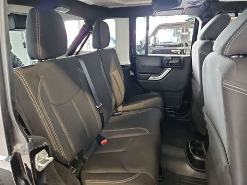 Used 2017 Jeep Wrangler Unlimited Rubicon w/ Connectivity Group AWD/4WD image 27