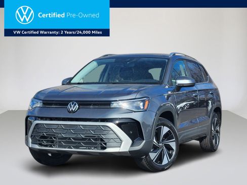 Certified 2025 Volkswagen Taos SE image 1