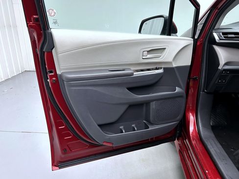 Used 2024 Toyota Sienna LE image 9