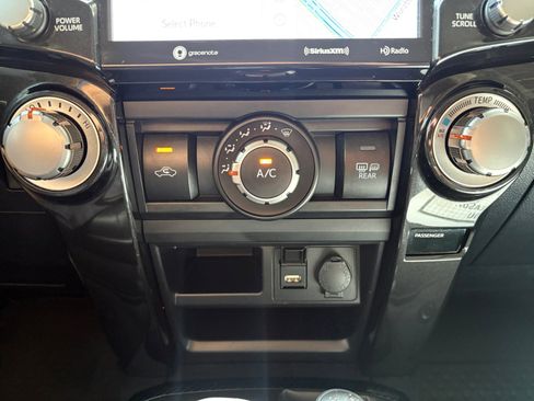 Used 2022 Toyota 4Runner TRD Off-Road Premium AWD/4WD image 17