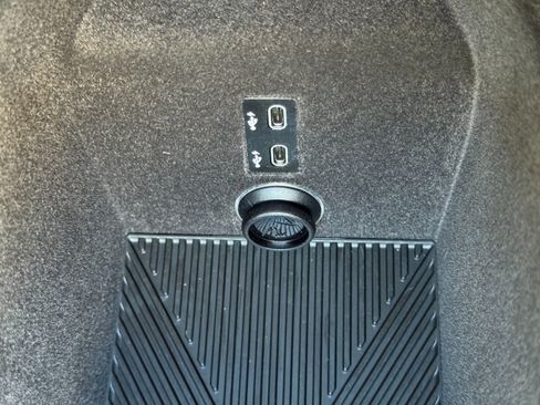 Used 2025 BMW 740i w/ Premium Package RWD image 35
