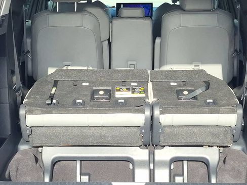 Used 2025 Toyota Sienna XLE FWD image 16
