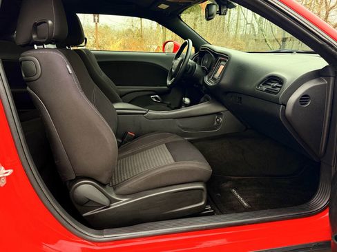 Used 2015 Dodge Challenger SXT image 15