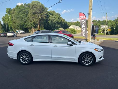 Used 2017 Ford Fusion SE w/ Fusion SE Technology Package FWD image 7