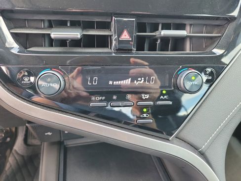 Used 2022 Toyota Camry SE w/ Convenience Package FWD image 17