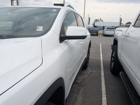 Used 2018 GMC Acadia SLT FWD image 3