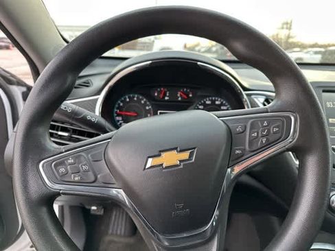 Used 2017 Chevrolet Malibu LT image 10