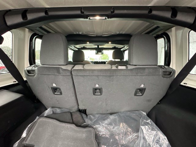 Used 2026 Jeep Wrangler Unlimited Sahara AWD/4WD image 17