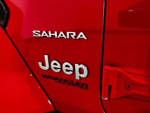 Used 2022 Jeep Wrangler Unlimited Sahara w/ Dual Top Group AWD/4WD image 31
