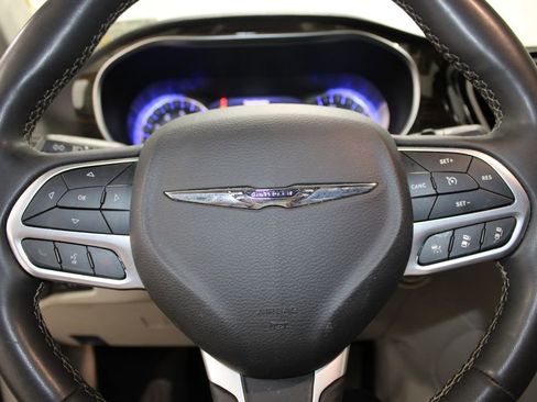 Used 2023 Chrysler Pacifica Limited FWD image 29