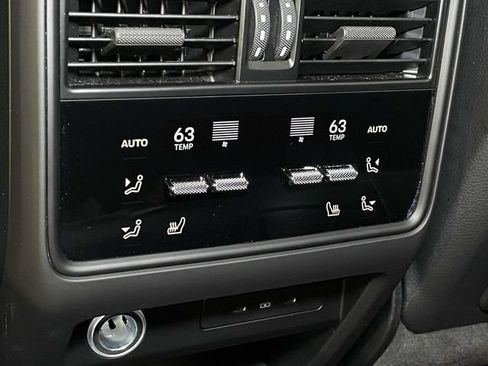Certified 2025 Porsche Cayenne Coupe AWD/4WD image 24
