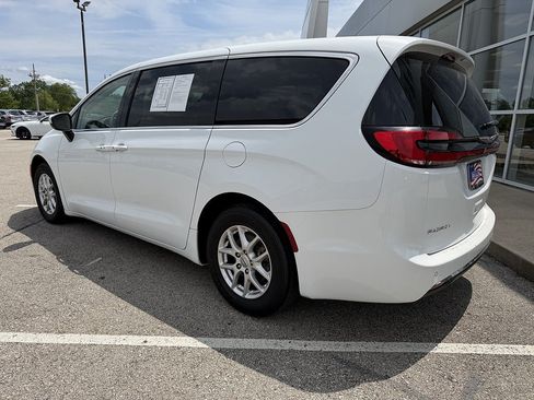 Used 2023 Chrysler Pacifica Touring-L FWD image 3