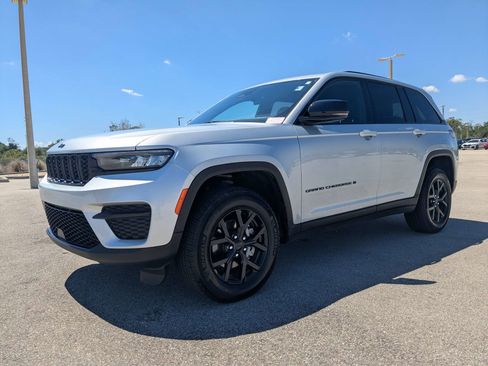 Used 2025 Jeep Grand Cherokee Altitude AWD/4WD image 9