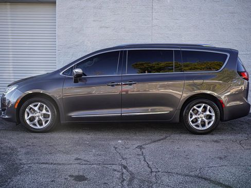 Used 2020 Chrysler Pacifica Limited image 9