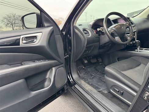 Used 2018 Nissan Pathfinder SV image 13