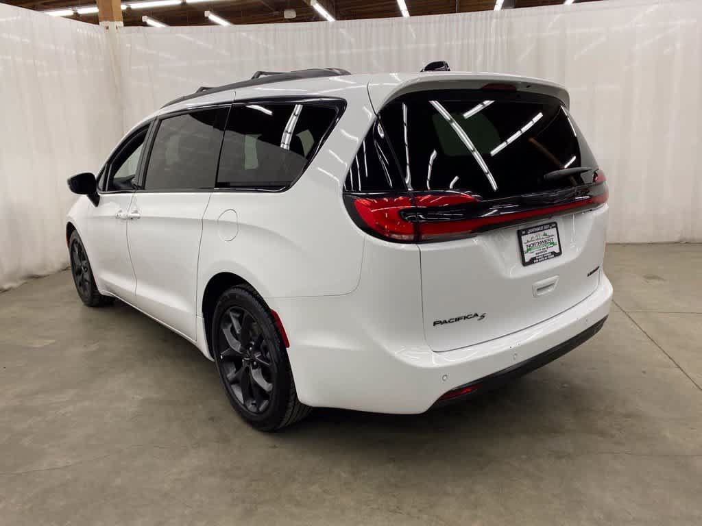 Used 2025 Chrysler Pacifica Limited FWD image 4