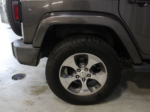 Used 2018 Jeep Wrangler Unlimited Sahara w/ Dual Top Group AWD/4WD image 24