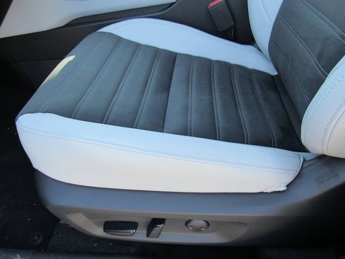 New 2025 Mitsubishi Outlander SE image 13