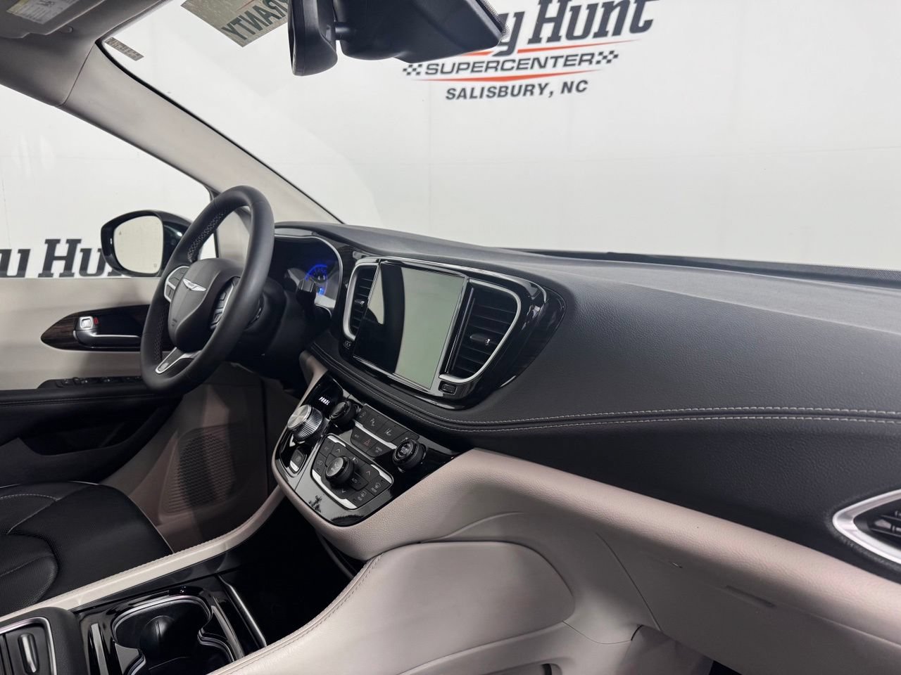 Used 2024 Chrysler Pacifica Limited FWD image 28