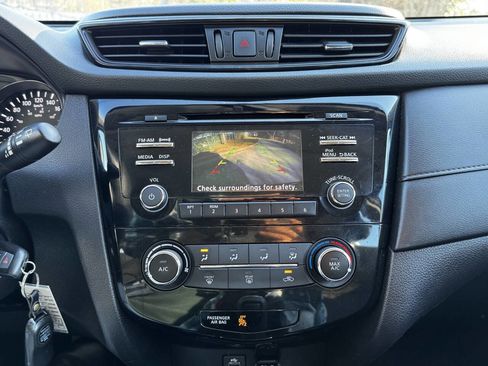 Used 2017 Nissan Rogue S image 18