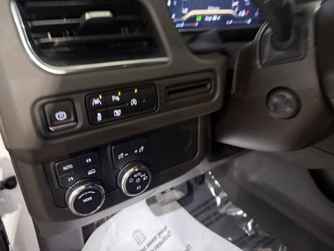 Used 2023 GMC Yukon SLT w/ SLT Luxury Package image 13