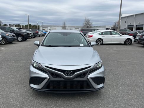Used 2022 Toyota Camry SE image 3