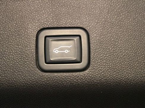 Used 2023 Chevrolet Suburban Z71 w/ Luxury Package AWD/4WD image 20