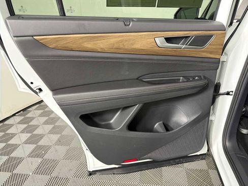 Used 2025 Volkswagen Atlas SE AWD/4WD image 22