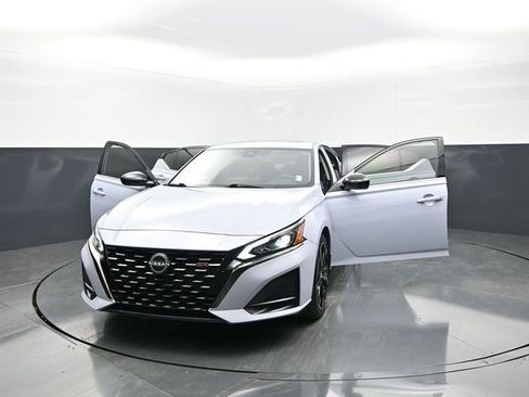 Used 2023 Nissan Altima 2.5 SR w/ SR Premium Package FWD image 37