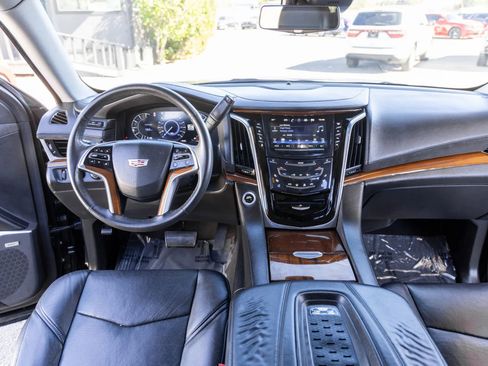 Used 2017 Cadillac Escalade Luxury image 23