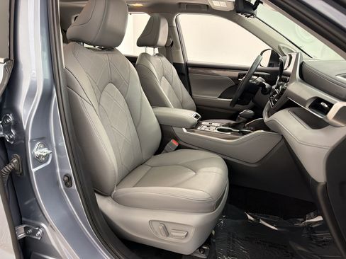 Used 2024 Toyota Highlander FWD image 27