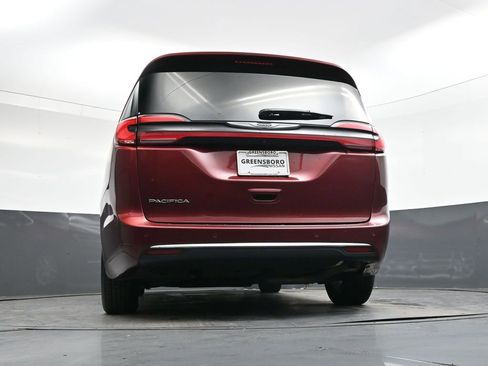 Used 2021 Chrysler Pacifica Touring-L image 37