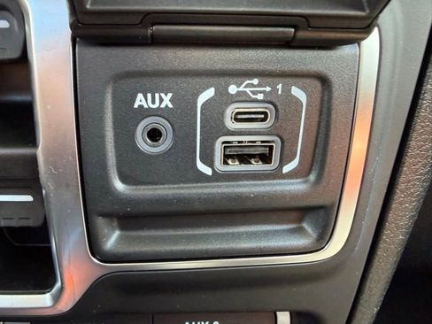 Used 2025 Jeep Gladiator Mojave w/ Dual Top Group AWD/4WD image 25
