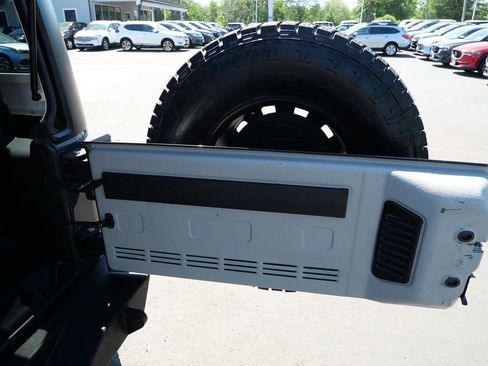 Used 2016 Jeep Wrangler Sahara w/ Connectivity Group AWD/4WD image 30