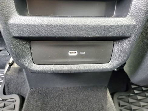 Used 2025 Volkswagen Taos SE FWD image 12
