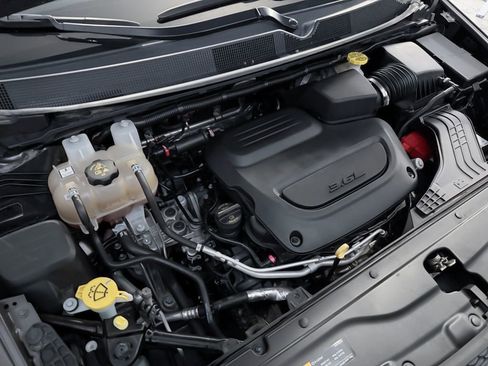 Used 2023 Chrysler Voyager LX image 30