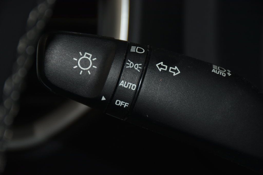 Certified 2025 Hyundai Venue SEL FWD image 18