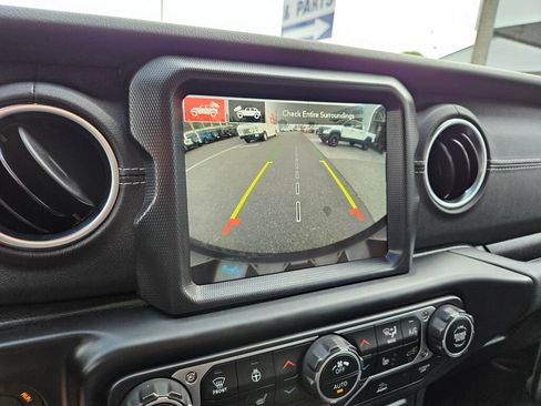 Used 2023 Jeep Wrangler Unlimited Sahara w/ Cold Weather Group AWD/4WD image 28