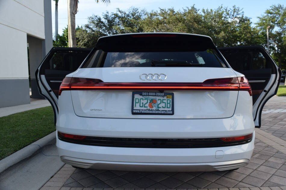 Used 2019 Audi e-tron Prestige w/ Prestige Package AWD/4WD image 36