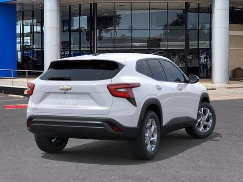 New 2026 Chevrolet Trax LS w/ LS Convenience Package FWD image 4